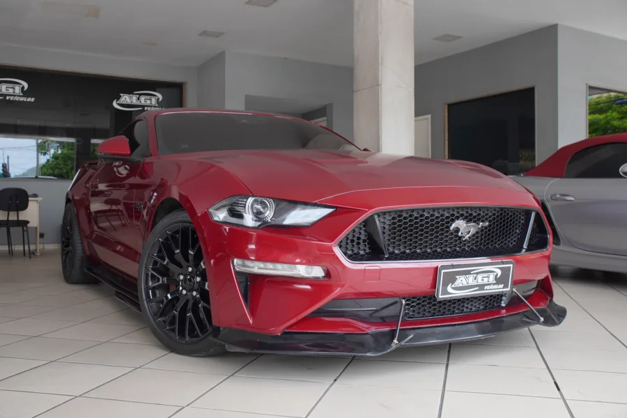 Ford Mustang GT vermelho disponível na Algi Veículos